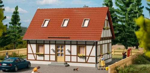 Auhagen 11455 H0 Einfamilienhaus - Gebäude, Tunnel, Brücken – modernes Fachwerkhaus für realistische Landschaftsgestaltung.