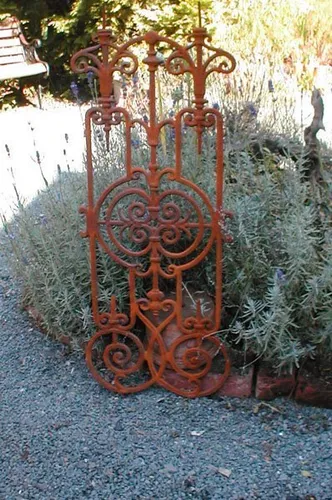 Jugendstil Gitter als Balkongitter - Sicherheitsgitter aus braunem Eisen, ideal für Balkone und Treppen, vereint Sicherheit mit elegantem Design.