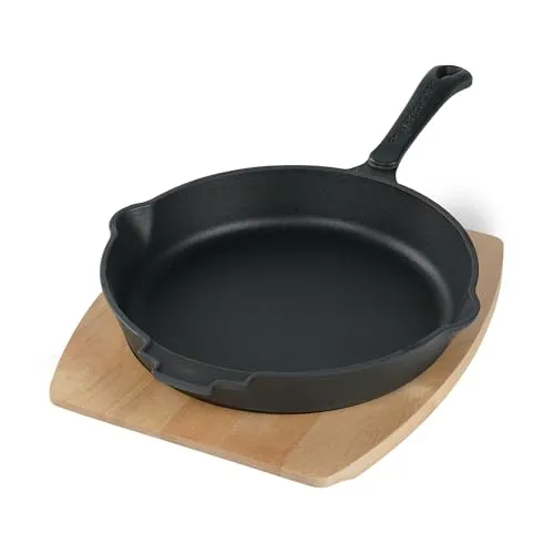 FREYERSBACHER Emaillierte Gusseisenpfanne 28 cm, Handgeschmiedete Emaille Pfanne mit zwei Schüttkerben, Große Antihaft Pfanne geeignet für Backofen Induktion Holzbackofen Grill Feuerstelle, schwarz