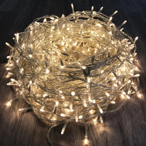 400er LED Lichterkette mit transparentem Kabel - Weihnachtsbeleuchtung für drinnen und draußen, energieeffiziente LED-Technologie sorgt für warmweißes Licht und festliche Stimmung.