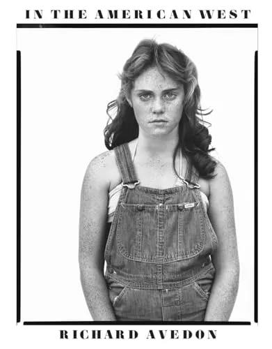 Richard Avedon In the American West 40th Anniversary Edition (Gebundene Ausgabe) - Kunst & Fotografie, feiert 40 Jahre beeindruckende Fotografie von Richard Avedon, erhältlich ab 11.09.2025.