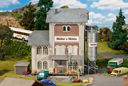 Faller 130228 Spur H0 - Industriemühle Bausatz - Detaillierter Bausatz einer Industriemühle, ideal für Ihre Modellbahn. Hochwertige Verarbeitung und präzise Passform für ein realistisches Erscheinungsbild.