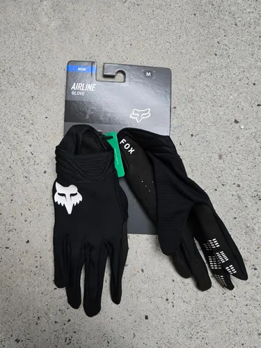 FOX Airline 2023 Motocross Handschuhe, schwarz-weiss, Größe M - Motorradhandschuhe mit formgepresster Neopren-Manschette für höchsten Tragekomfort und Bewegungsfreiheit beim Fahren.