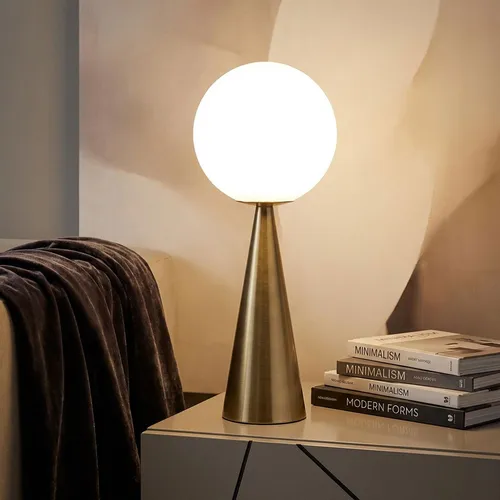 Moderne Kegel-Tischlampe in Weiß und Messing - Tischleuchte mit edlem Kegeldesign aus Metall und opalweißer Glaskugel, ideal für stimmungsvolle Beleuchtung im Wohnzimmer oder Schlafzimmer. E27 Fassung für individuelle Lichtgestaltung.