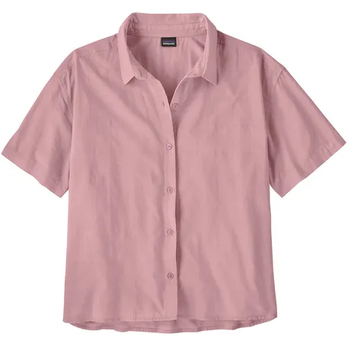 Patagonia Damen LW A/C Bluse in Größe L, rosa - Leichte, kurzärmelige Bluse aus einer komfortablen Baumwoll-Hanf-Mischung, ideal für warme Tage und vielseitig kombinierbar.