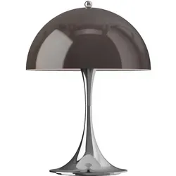 Louis Poulsen Panthella 250 Tischleuchte Portable V3 Chrome Opal Brown - Tragbare Designleuchte im Miniaturformat – die Panthella 250 vereint ikonisches Design und moderne Technik. Mit USB-C-Ladung und dimmbarem Licht ideal für stilvolle Akzente in jedem Raum.