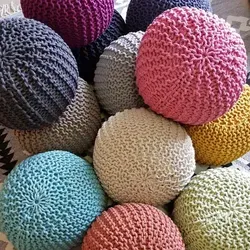 Amagohome Sitzpouf Strickhocker Ø45 H30cm - Nachhaltiger Hocker aus 100% recycelter Baumwolle, handgefertigt in Grobstrick-Optik, vielseitig einsetzbar als Sitzgelegenheit oder Fußablage für jeden Raum.