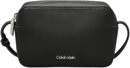 Calvin Klein Damen Umhängetasche CK Must Camera Bag Klein, Schwarz - Umhängetasche im ikonischen Design mit verstellbarem Schulterriemen, ideal für jeden Anlass und perfekt für stylische Looks.