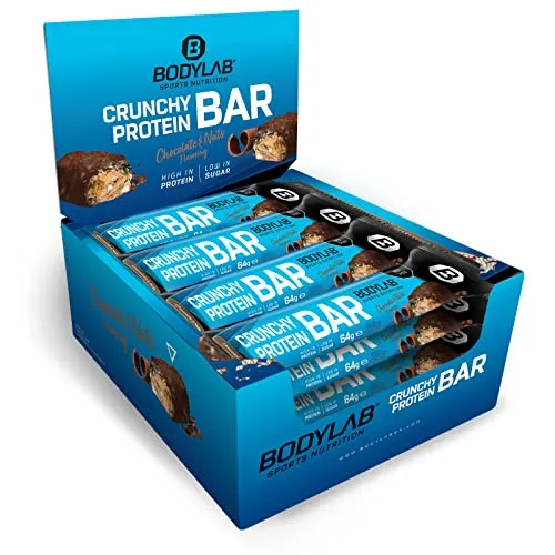 Bodylab24 Crunchy Protein Bar Chocolate & Nuts 12 x 64g Vorratsbox, knuspriger Protein-Riegel mit Schokoladenüberzug, mit 20g Eiweiß pro Riegel, High-Protein Low-Sugar, Eiweiß-Riegel mit wenig Zucker