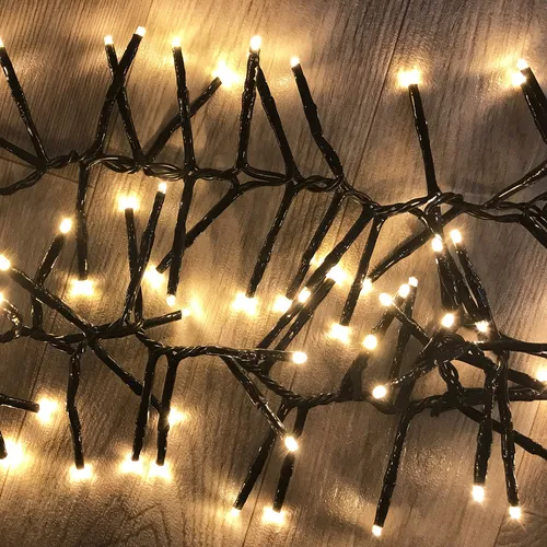 400er LED Cluster-Lichterkette für Weihnachtsbaum - Warmweiß, Innen & Außen - Weihnachtsbeleuchtung mit 400 LEDs, 8 verschiedene Lichtfunktionen und einer Gesamtlänge von 12 m, ideal für festliche Dekoration drinnen und draußen.