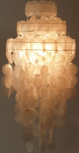 Muschelleuchte aus Capiz - Deckenlampe für stilvolles Ambiente - Lampen: Ethno-Deckenleuchte mit einzigartigen Muschelscheiben, ideal für Wohnzimmer. Fair gehandelt in Indonesien, bringt natürlichen Charme in Ihr Zuhause.