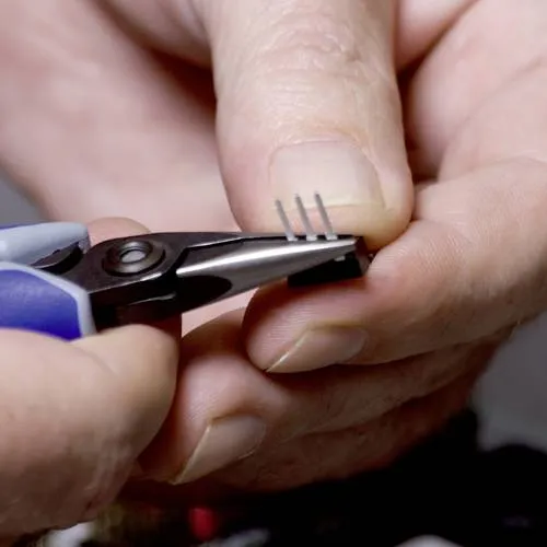 KNIPEX Präzisions-Elektronik-Greifzange 130 mm - Spitzzangen für feinste Montagearbeiten in Elektronik und Feinmechanik, mit 20 % weniger Gewicht und glatten Greifflächen für präzises Arbeiten.