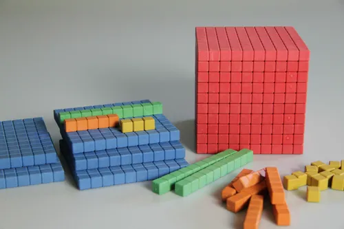 Handelsagentur Sieboldt Farbiges Dienes Grundsortiment Würfel 141-teilig - 100x 1er Würfelchen, schadstofffrei und aus umweltfreundlichen RE-Wood Materialien