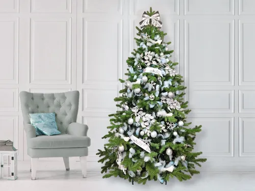 Dekorierter künstlicher Weihnachtsbaum mit 131 Ornamenten SKY SILVER 240 cm Baum mit Ständer und Weihnachtsornamenten