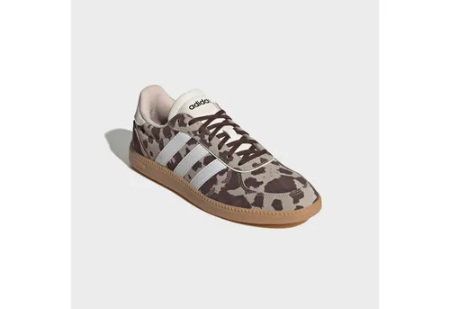 adidas Sportswear BREAKNET SLEEK Sneaker mit Kuh Muster - Sportliche Sneaker in Off White mit auffälligem Kuhmuster. Ideal für lässige Outfits und den Alltag. Bitte eine Größe größer bestellen für optimalen Komfort.