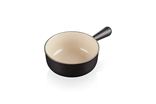 Le Creuset Caquelon aus Gusseisen 20 cm - Schwarz matt - Hochwertiger Gusseisentopf für Fondue und Schmelzen, ideal für gleichmäßige Wärmeverteilung und lange Wärmespeicherung. Ofenfest und für alle Herdarten geeignet.