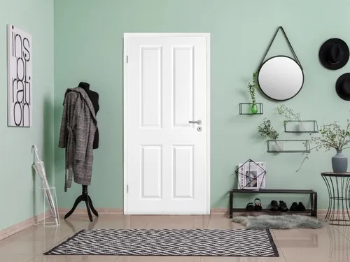 Mosel Türen Zimmertür Elegance 04 Weißlack RAL 9010 - Moderne Innentür im Landhausstil mit gefälzter Röhrenspanplatte und eleganter Rundkante. Perfekt für jeden Wohnraum, bietet sie eine seidenmatte Oberfläche und individuelle Anpassungsmöglichkeiten.