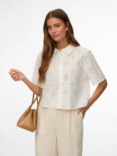 Vero Moda Kurzarmbluse VMELIZA SHORT 2/4 SLEEVE SHIRT WVN NOOS - Entdecke die stilvolle Kurzarmbluse von Vero Moda. Mit Rundhalsausschnitt und Knopfleiste aus atmungsaktiver Baumwolle, ideal für den Alltag und elegante Anlässe. Perfekt kombinierbar mit Chinos oder Jeans.