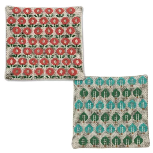 Olympus Kogin-Stickset „Coaster Dazy and Forest“, 2 Stück - Hochwertiges Kogin-Stickset mit zwei 10 x 10 cm großen Untersetzern. Enthält alles für kreatives Sticken: Stoff, Garn, Nadel und Anleitungen in Deutsch und Englisch. Ideal für kreative Projekte.