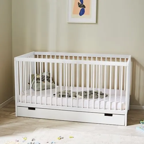 Babybett 70x140 höhenverstellbar mit Schublade - Praktisches Gitterbett aus stabilem Buchenholz, mit herausnehmbaren Sprossen und neunfach verstellbarem Lattenrost für optimale Sicherheit und Komfort von Geburt bis zum 6. Lebensjahr.