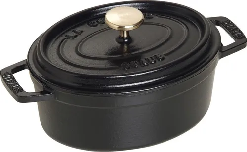 STAUB Gusseisen Bräter Cocotte 15 cm, Schwarz - Ovaler Bräter mit 0,6 L Volumen für alle Herdarten inkl. Induktion. Genießen Sie saftige Ergebnisse dank der Aromaregen Funktion für optimale Befeuchtung.