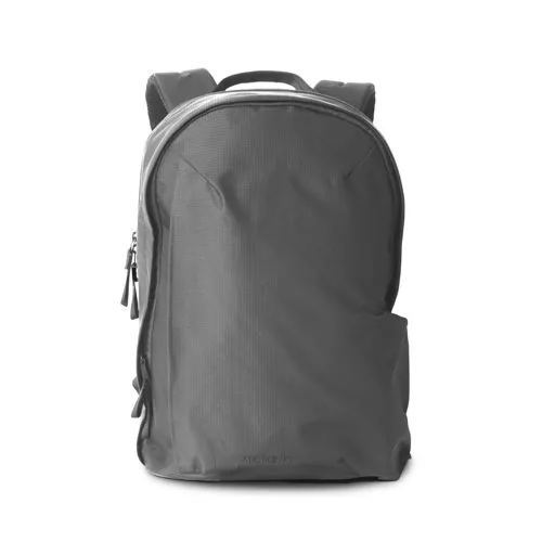Moment Everything Backpack Overnight 21L Grau - Praktischer 21L Rucksack für Übernachtungen, ideal für Reisen und Alltag, mit durchdachtem Design und vielseitigen Fächern.