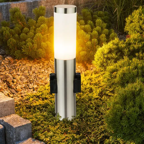 Edelstahl Stehlampe mit Steckdosen für Außenbereich - Lampen für den Außenbereich, robustes Edelstahl-Design mit IP44-Schutzklasse und zwei integrierten Steckdosen für zusätzliche Stromversorgung.