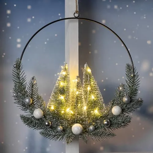 LED Metall Dekoring mit Tannen und Weihnachtskugeln - 30 cm - Stimmungsvoller 30 cm großer Metall Dekoring mit künstlichen Tannenzweigen und Weihnachtskugeln, warm weiß beleuchtet. Ideal für die festliche Weihnachtsdekoration und einfach aufzuhängen.