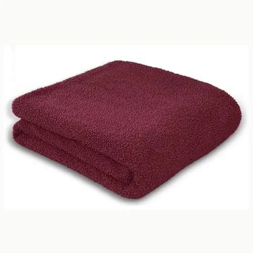 biederlack Wohndecke Teddy 150x200 cm Berry - Kuschelige Wohndecke aus 100 % Polyester in der warmen Farbe Berry, ideal für gemütliche Abende. Größe: ca. 150x200 cm, perfekt für den Wohnbereich.