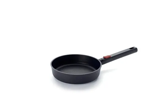 Woll Gusspfanne ECO LOGIC QXR - D 20 cm - Pfannen: PFAS-freie Beschichtung für gesundes Kochen und ergonomischer Holzgriff für angenehmen Halt. Ideal für alle Herdarten und leicht zu handhaben.