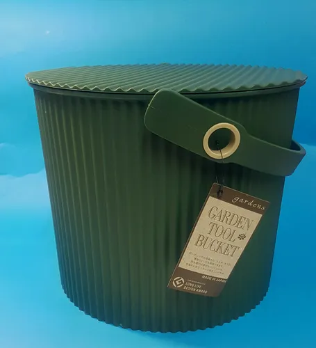 Hachiman Eimer mit Deckel 10 Liter, dunkelgrün - Vielzweckeimer mit abnehmbarem Deckel und praktischem Griff, ideal für drinnen und draußen. Perfekte Größe für vielseitige Anwendungen in jedem Raum.