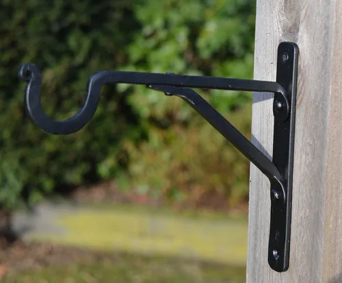 Handgeschmiedeter Großer Wandhaken für Laternen und Blumenampeln - Laternen & Windlichter, aus robustem Material gefertigt und ideal für den Außenbereich oder die Dekoration im Innenraum.