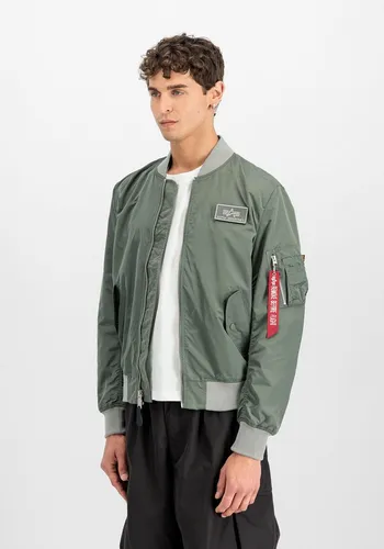 Alpha Industries Regular Fit Bomberjacke Oliv, Größe M - Stylische Herrenjacke im Regular Fit von Alpha Industries. Praktische Eingrifftaschen und Stehkragen bieten Komfort, während der Logo-Patch für einen modischen Look sorgt. Ideal für lässige Outfits und den Alltag.