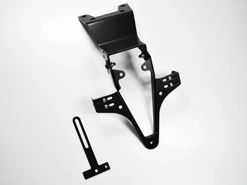 ZIEGER Kennzeichenhalter Basic für Triumph Speed Triple 1050 - Motorradzubehör mit modellspezifischer Adapterplatte und Montageset, sorgt für sicheren Halt und stilvolle Optik.