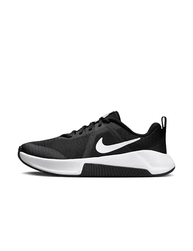 NIKE Damen Workoutschuhe W MC TRAINER 3 - Fitnessschuhe mit robuster, flacher Basis für mehr Stabilität bei Hebungen und Holds. Ideal für komfortable Bewegungen im Fitnessstudio und draußen.
