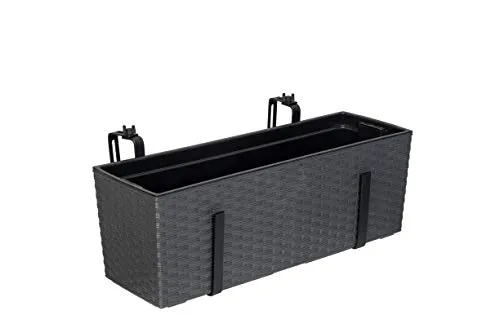 Kreher XL Balkonkasten mit Wasserspeicher - Blumenkasten in elegantem Rattan-Design, mit integriertem Wasserspeicher für optimale Pflanzenpflege und flexibler Metallhalterung zur sicheren Befestigung am Balkongeländer.