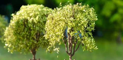 Auhagen 70950 Junge Bäume - 10 Stück, ideal für die Gestaltung von Winterlandschaften und Modellbauprojekten