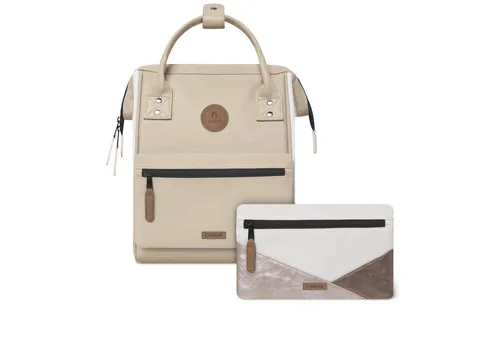 Cabaia Adventurer Backpack Small Arcachon - Stylischer Rucksack mit 12L Volumen und zwei austauschbaren Vordertaschen. Perfekt für Schule, Uni oder Reisen. Nachhaltig aus recycelten Materialien gefertigt und mit Diebstahlschutz ausgestattet.