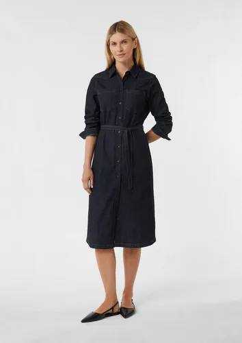 Comma Leichtes Denimkleid in Midilänge mit Bindegürtel - Stylisches Denimkleid in Midilänge mit Bindegürtel. Ideal für festliche Anlässe oder das Berufsleben. Der Wascheffekt und der Umlegekragen verleihen einen modernen Look.