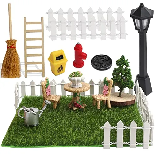 17Pcs Miniatur Garten Zubehör,Miniatur Kunstrasen Gartenmöbel Straßenlaterne Gartenzaune Besen Leiter Pflanze Hydrant Mülltonne Gießkanne,Mini Garten Dekoration Set für Kinder Jungen Erwachsene