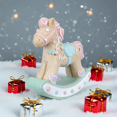 Dekofigur Schaukelpferd im Lebkuchenstil 22cm - Wunderschöne Weihnachtsdeko für jedes Zimmer. Diese freistehende Dekofigur aus Filz und Kunststoff verleiht Ihrem Zuhause einen klassischen Charme und sorgt für festliche Stimmung.
