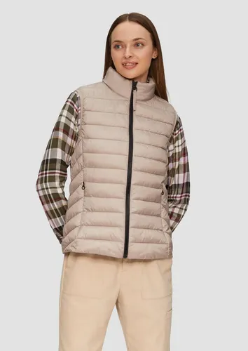 s.Oliver Outdoorjacke Leichte Steppweste mit Stehkragen - Diese leichte Steppweste kombiniert elegantes Design mit praktischen Features. Der Slim Fit-Schnitt und die Reißverschlusstaschen machen sie zum idealen Begleiter für aktive Unternehmungen im Freien.