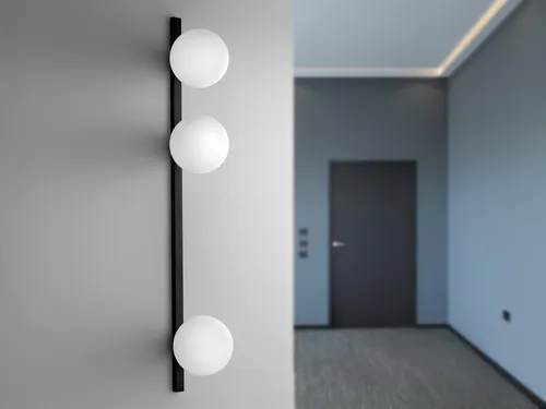 Ausgefallene LED Wandleuchte Schwarz mit 3 Opalweiß Glaskugeln, 90 cm - Diese stilvolle LED Wandleuchte vereint retro und modernes Design. Ideal für stimmungsvolle Zusatzbeleuchtung im Wohnzimmer oder Schlafzimmer. Mit 3 dimmbaren LED-Leuchtmitteln sorgt sie für eine warme Atmosphäre.