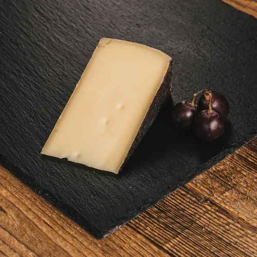 Weinkäse 200 g – Schnittkäse mit Rotweinrinde – cremig, mild, 50 % Fett i.Tr.