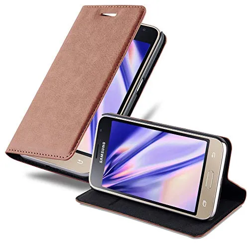 Cadorabo Hülle kompatibel mit Samsung Galaxy J1 2016 aus Premium Kunst Leder Flip Klappbare Stoßfeste Magnetische [Standfunktion] [Kartenfächern] Cover Hülle für Galaxy J1 2016 Tasche in Braun