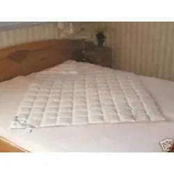 Betten Hofmann Daunenbettdecke Premium Sommer 200x220cm - Allergiker Bettdecken – Diese superleichte Daunendecke sorgt für ein angenehmes Schlafklima in heißen Nächten und ist schadstoffgeprüft sowie in Deutschland hergestellt.