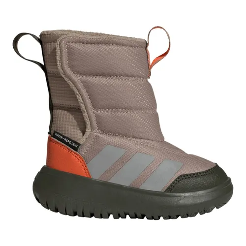 adidas Winterstiefel Winterplay I für Kleinkinder – warm und bequem - Die warmen Winterstiefel von adidas für Kleinkinder bieten perfekten Schutz bei winterlichen Abenteuern. Strapazierfähiges Obermaterial und rutschfeste Sohle sorgen für Sicherheit und Komfort.
