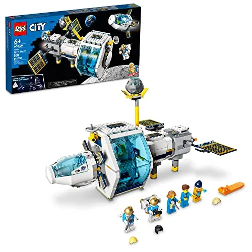 LEGO 60349 Mond-Raumstation - Kreativer Bauspaß - Entdecke die LEGO 60349 Mond-Raumstation mit 500 Teilen und 5 Minifiguren. Ideal für Kinder ab 6 Jahren, fördert Kreativität und Spielspaß ohne Batterien.