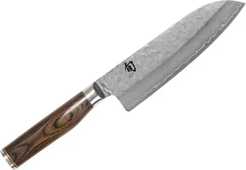 KAI Shun Premier Tim Mälzer Santoku 18 cm - Hochwertiges Damastmesser - Küchenmesser mit 18 cm VG-MAX Kernstahl, 32 Lagen Damast und Hammerschlagoberfläche, perfekt für präzise Schnitte und vielseitige Küchenaufgaben.