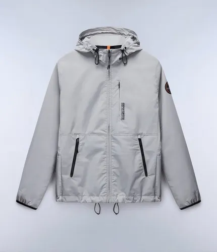 Napapijri Anorak A-Tundra NP0A4HS6 - Stylischer Anorak für Herren in Ultimate Grey, ideal für die Freizeit. Aus hochwertigem Nylon gefertigt, kombiniert er Funktionalität mit modernem Design.